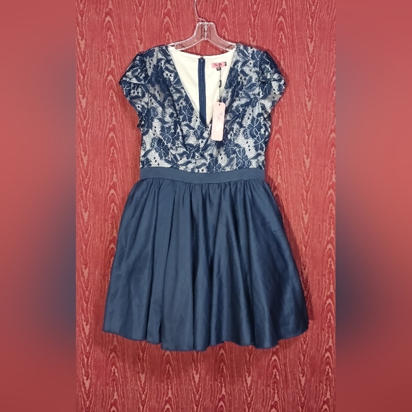 Chi Chi London Dresses & Skirts - CHI CHI Navy Blue Lace Cap Sleeve Back Zip Pockets Dress Size 12
